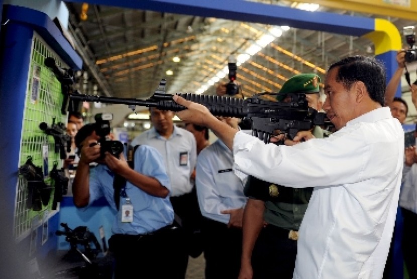 Presiden Jokowi mencoba senjata laras panjang buatan PT Pindad (Persero) di Bandung, Senin (12/1).