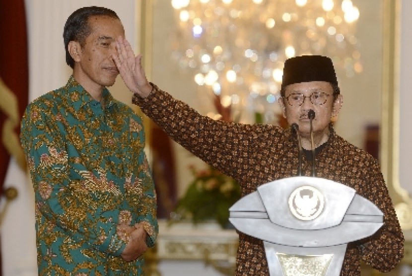Presiden Jokowi mendampingi Presiden RI ke-3 BJ Habibie dalam konferensi pers di Istana Merdeka, Kamis (29/1).