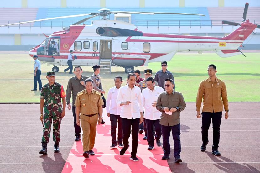 Presiden Jokowi mendarat di Stadion Seruni, Kota Cilegon, Banten, Selasa (12/9/2023), untuk meninjau PT Lotte Chemical Indonesia (LCI).