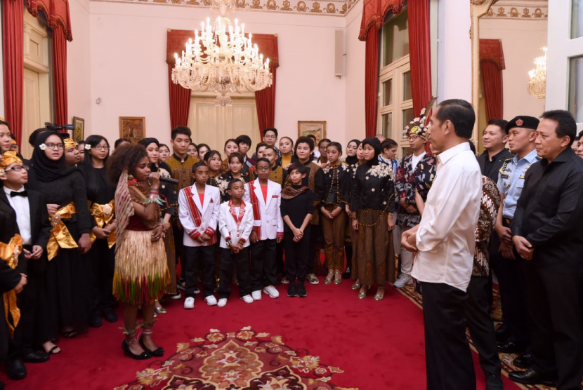 Presiden Jokowi mendengarkan lantunan Indonesia Pusaka yang dinyanyikan Vien Reyes, penyanyi asal Papua.  