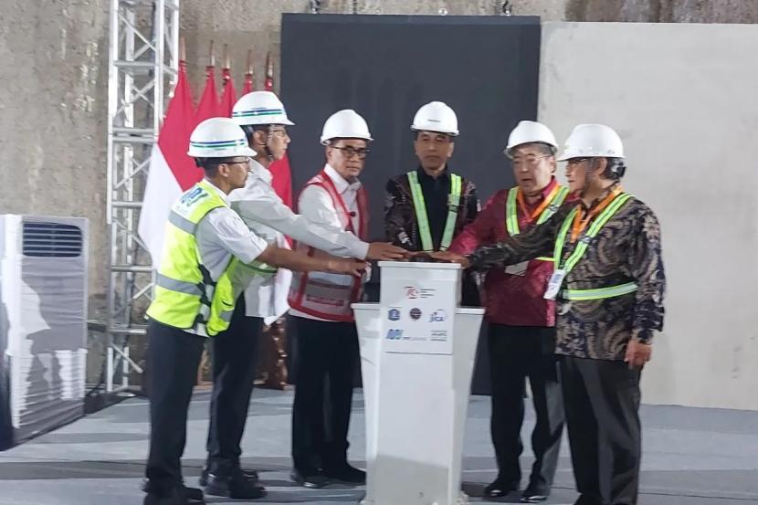 Presiden Jokowi meneken proyek pembangunan Fase 1 Mass Rapid Transit (MRT) Jakarta lintas timur-barat, yaitu dari Medan Satria (Kota Bekasi) ke Tomang (Jakarta Barat) sepanjang 24,5 kilometer di Stasiun MH Thamrin, Jakarta Pusat, Rabu (11/9/2024).