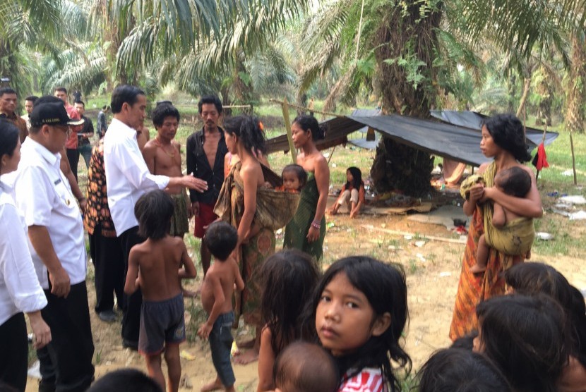 Presiden Jokowi menemui Suku Anak Dalam.