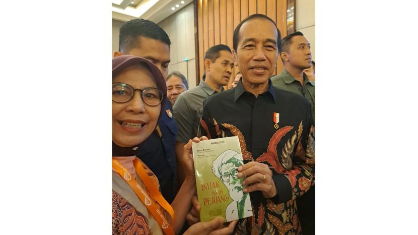 Presiden Jokowi menerima buku novel biografi Inyiak Canduang