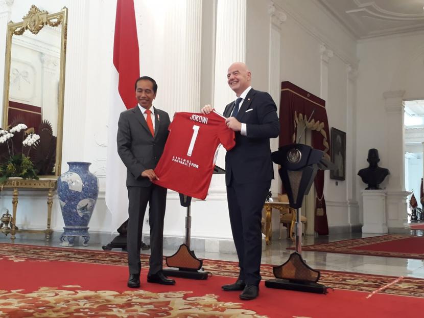 Presiden Jokowi menerima cinderamata berupa jersey dan bola dari Presiden FIFA Gianni Infantiono usai pertemuan di Istana Merdeka, Jakarta, Selasa (18/10). Jokowi: Stadion Kanjuruhan akan Dibangun Ulang Sesuai Standar FIFA