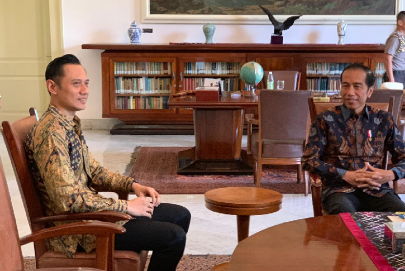 Presiden Jokowi menerima kedatangan Ketua Kogasma Partai Demokrat Agus Harimurti Yudhoyono di Istana Kepresidenan Bogor, Jawa Barat, Rabu (22/5). 