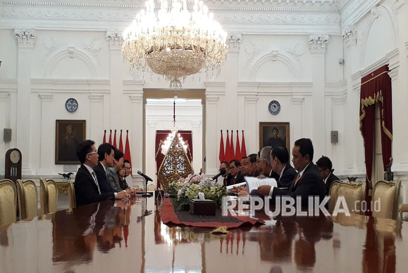 Presiden Jokowi menerima kunjungan kehormatan Chief Executive Hong Kong Mrs. Carrie Lam di Istana Negara, Jakarta, Rabu (25/4). 