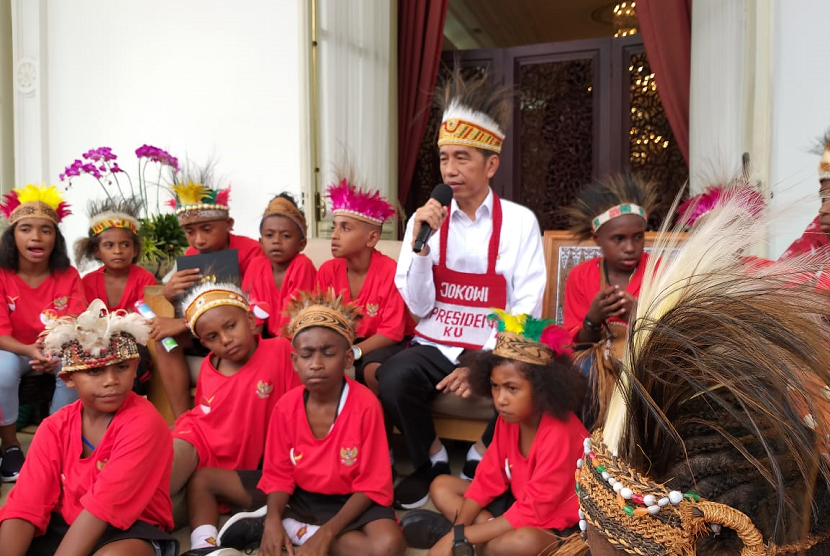 Presiden Jokowi menerima kunjungan siswa-siswi SD Inpres Kemiri, Sentani, Jayapura, Papua pada Jumat (11/10). 