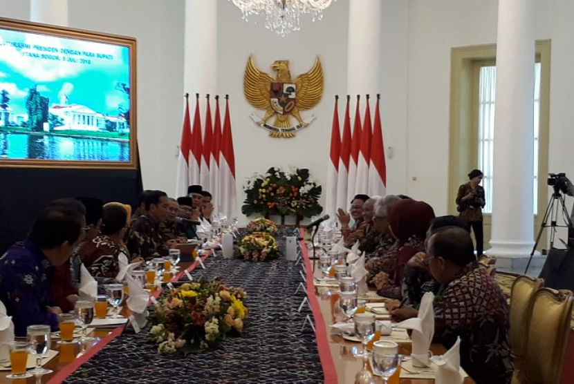 Presiden Jokowi menerima para bupati di Istana Kepresidenan Bogor, Jawa Barat, Kamis (5/7).   