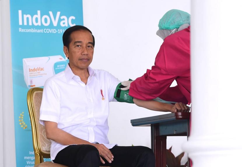 Presiden Jokowi menerima suntikan booster dosis kedua Covid-19 di Istana Kepresidenan Bogor, Jawa Barat, Kamis (24/11). Untuk masyarakat umum, layanan vaksinasi booster dosis kedua dimulai hari ini, Selasa (24/1/2023). (ilustrasi)