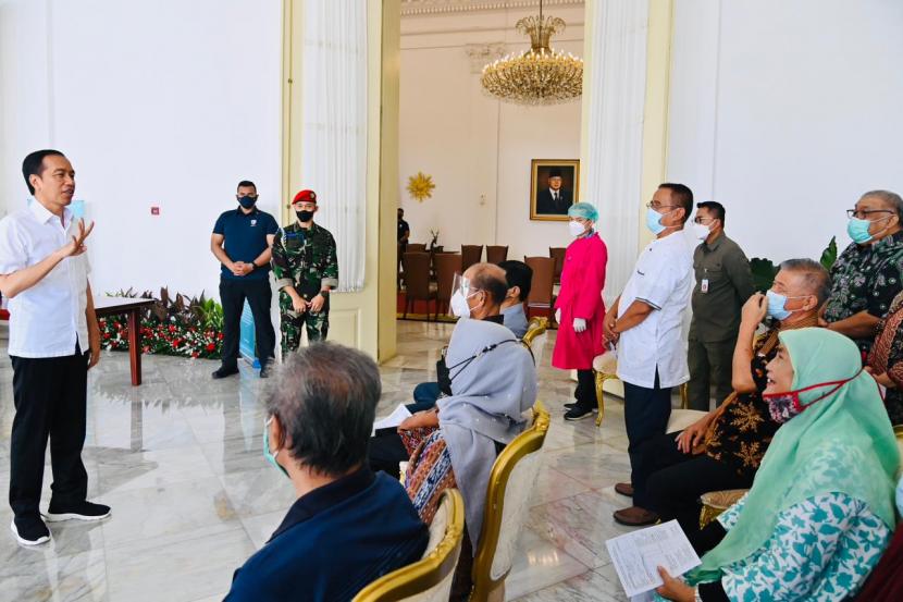 Presiden Jokowi menerima suntikan booster dosis kedua Covid-19 di Istana Kepresidenan Bogor, Jawa Barat, Kamis (24/11). Vaksin booster kedua yang disuntikkan untuk Presiden menggunakan vaksin Indovac.