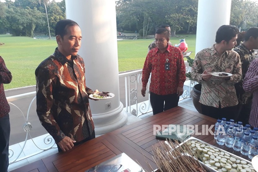 Presiden Jokowi mengajak sejumlah Bupati mencicipi hidangan Sate dan Bakso di Istana Kepresidenan, Bogor, Kamis (5/7). 