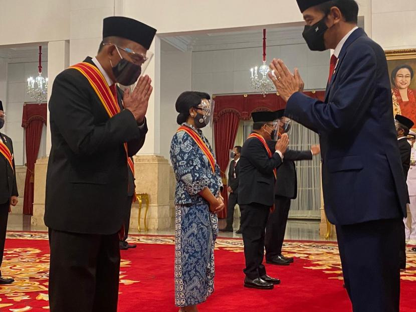 Presiden Jokowi menganugerahkan Bintang Mahaputera Adipradana kepada Menteri Koordinator Pembangunan Manusia dan Kebudayaan (Menko PMK) Muhadjir Efendy
