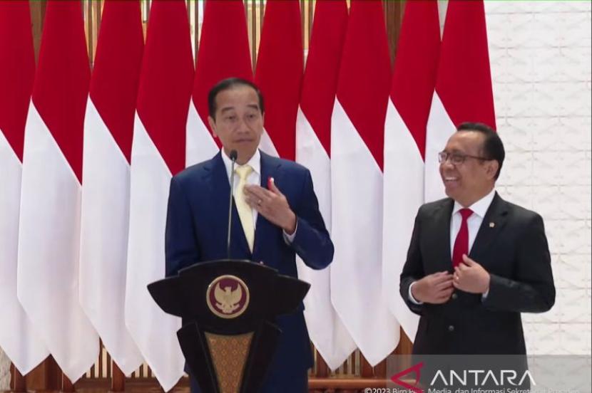 Presiden Jokowi mengenakan dasi berwarna kunig saat bertolak ke Jepang, Sabtu (16/12/2023) pagi.