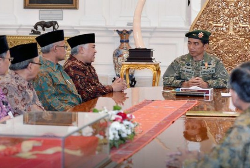 Presiden Jokowi mengenakan seragam Kostrad menemui pimpinan PP Muhammadiyah.