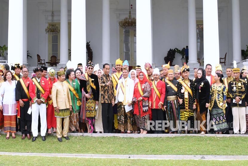 Presiden Jokowi menggelar pertemuan dengan raja dan sultan se-Indonesia di Istana Kepresidenan, Bogor, Kamis (4/1). 