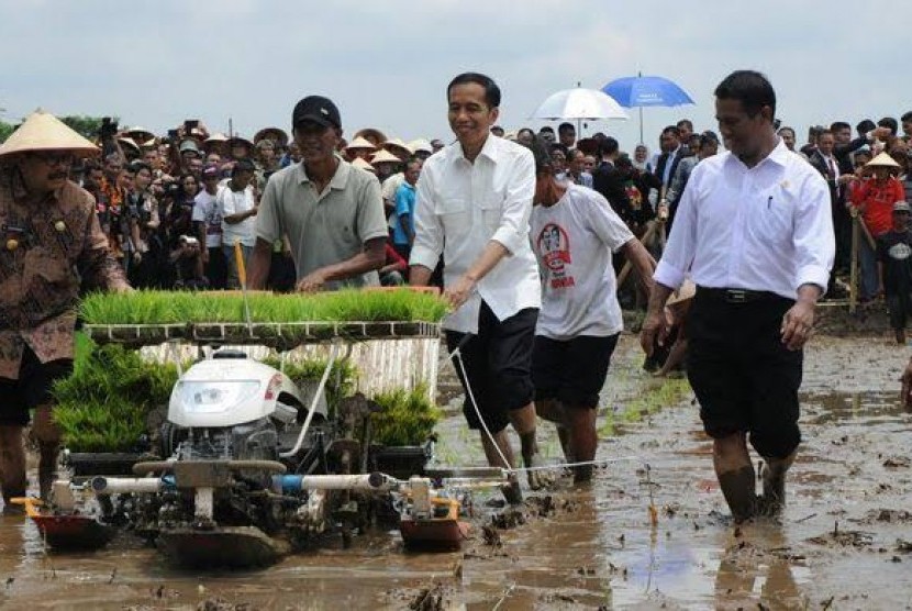 Presiden Jokowi menggunakan alsintan saat menanam padi didampingi Mentan Andi Amran Sulaiman