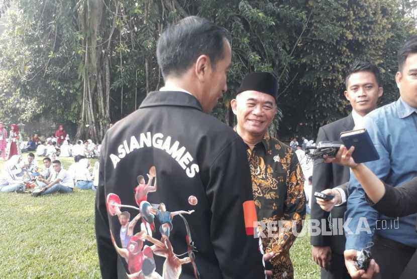 Presiden Jokowi menggunakan jaket bertuliskan Asian Games di bagian belakang saat bertemu perwakilan Osis seluruh Indonesia di Istana Kepresidenan, Bogor, Kamis (3/5).