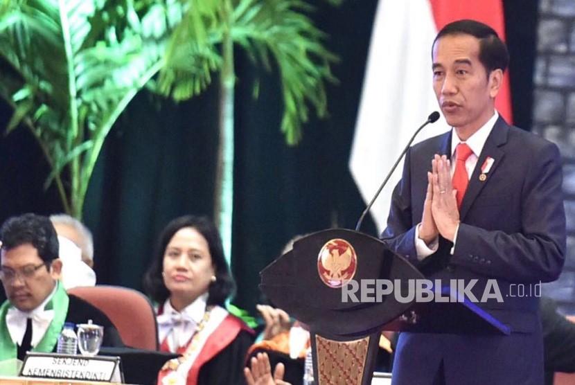 Presiden Joko Widodo (Jokowi) menghadiri Dies Natalis UGM, Selasa (19/12). 
