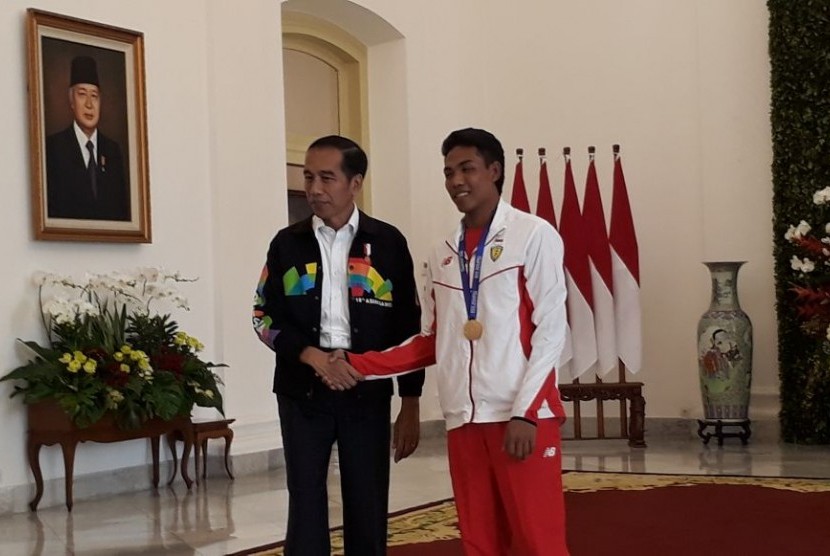 Presiden Jokowi mengundang Lalu Muhammad Zohri, sprinter juara dunia U20 di Istana Kepresidenan Bogor, Jawa Barat, Rabu (18/7). 