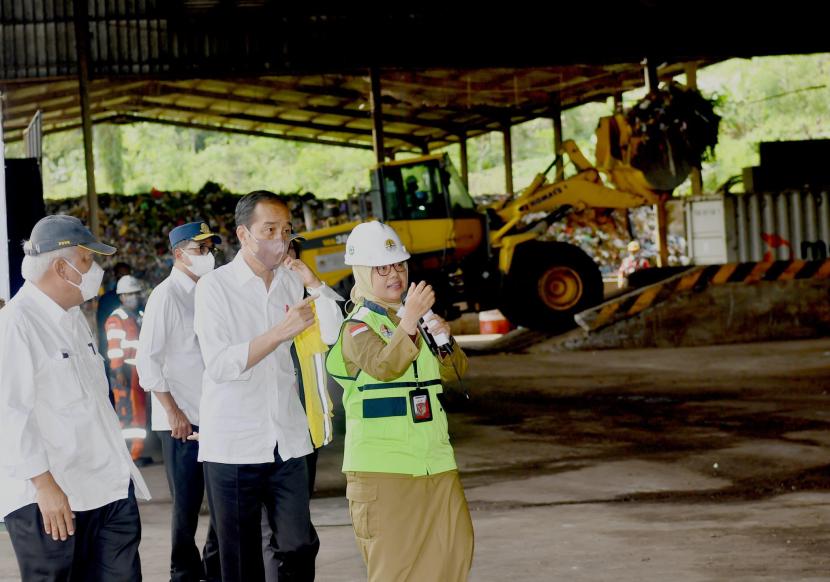 Presiden Jokowi mengunjungi di Tempat Pengolahan Sampah Terpadu (TPST) Refused Derived Fuel (RDF) Cilacap, Jawa Tengah, Selasa (2/1/2024). 