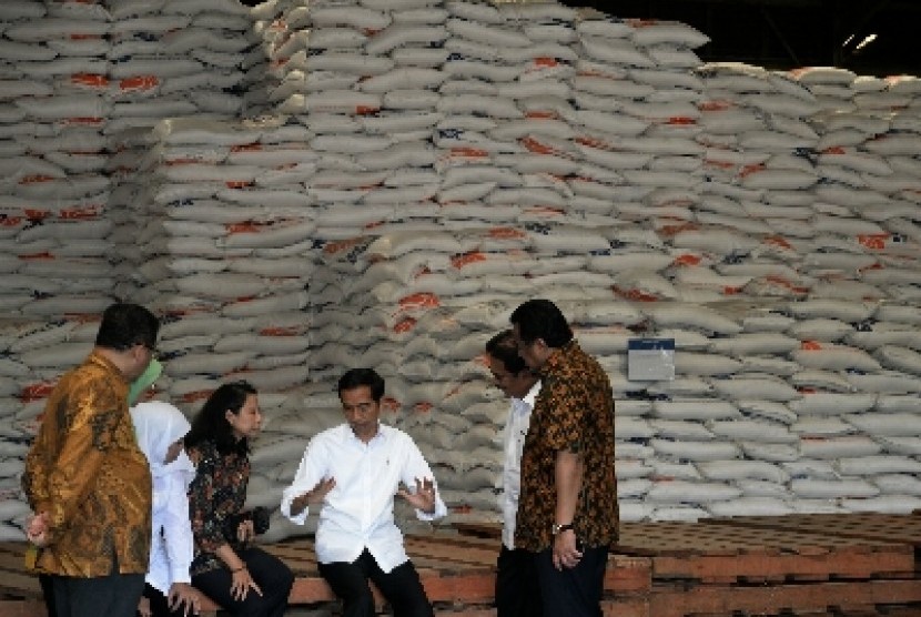 Presiden Jokowi mengunjungi gudang beras bulog.
