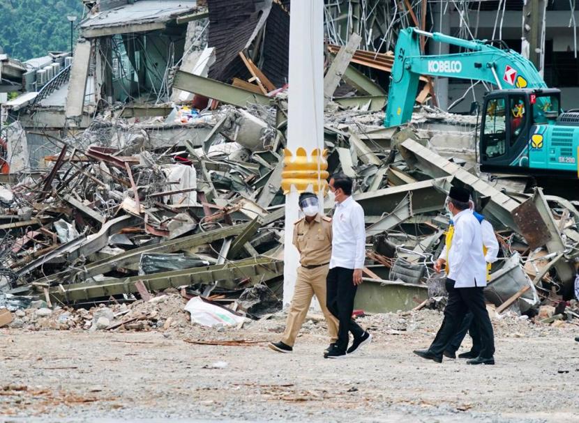 Presiden Jokowi meninjau Kantor Gubernur Sulawesi Barat yang mengalami kerusakan karena gempa di Mamuju, Provinsi Sulawesi Barat, Selasa (19/1). 