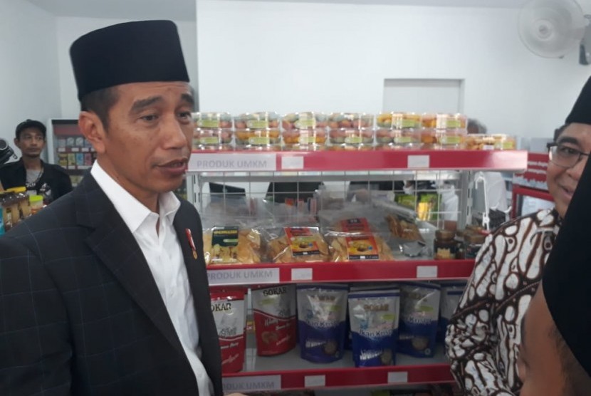 President Joko Widodo visit Nahdlatul Ulama Modern Kiosk (Kimonu) at Asshidiqqiyah 3 Boarding School, Karawang, West Java, on Wednesday (June 6).
