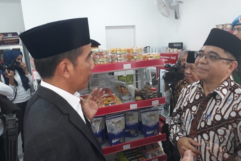 Presiden Jokowi meninjau Kois Modern NU (Kimonu) yang berada di pondok pesantren Asshidiqqiyah 3, Kabupaten Karawang, Rabu (6/6).