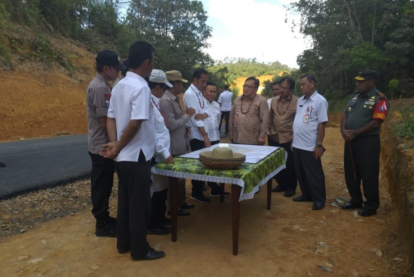 Presiden Jokowi meninjau lokasi calon ibu kota baru di Kabupaten Gunung Mas, Kalimantan Tengah, Rabu (8/5). 