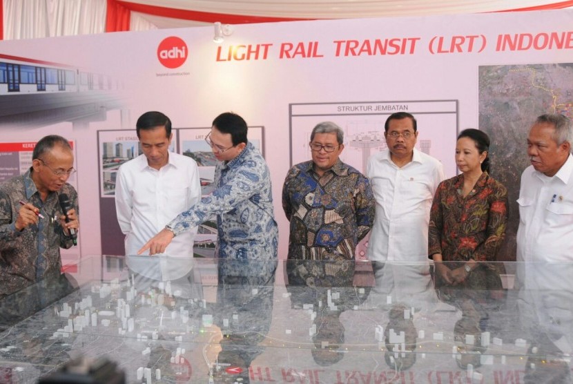 Presiden Jokowi meninjau maket LRT saat grounbreaking di Jakarta, Rabu (9/9).