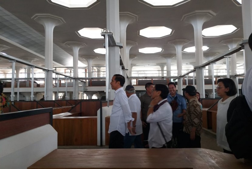 Presiden Jokowi meninjau Pasar Johar Semarang, Senin (30/12). 
