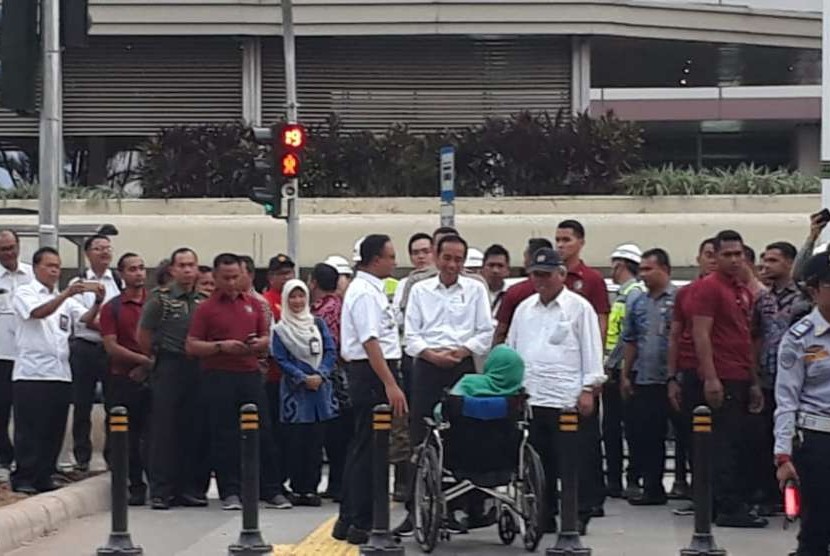 Presiden Jokowi meninjau pedestrian di sepanjang Jalan Jenderal Soedirman, Jakarta, Kamis (2/8).  Ia tampak didampingi oleh Menteri PUPR Basuki Hadimuljono dan Gubernur DKI Jakarta Anies Baswedan.