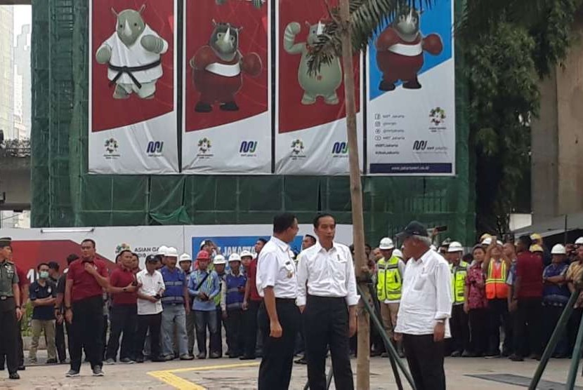 Presiden Jokowi meninjau pedestrian di sepanjang Jalan Jenderal Soedirman, Jakarta, Kamis (2/8).  Ia tampak didampingi oleh Menteri PUPR Basuki Hadimuljono dan Gubernur DKI Jakarta Anies Baswedan.