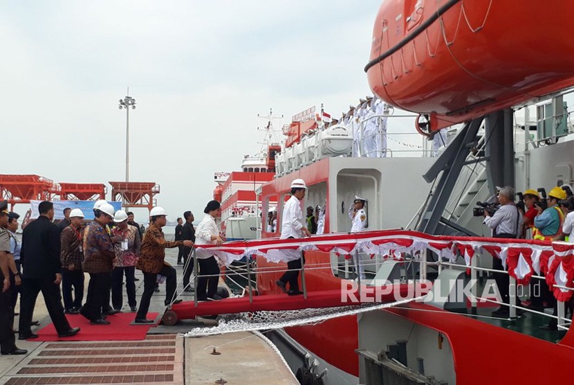 Presiden Jokowi meninjau pelabuhan Manyar di Gresik yang terintegrasi dengan kawasan industri JIIPE, Jumat (9/3).
