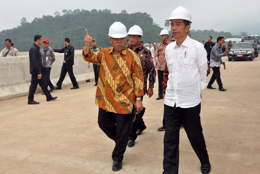 Presiden Jokowi meninjau pembangunan jalan tol Semarang-Solo.