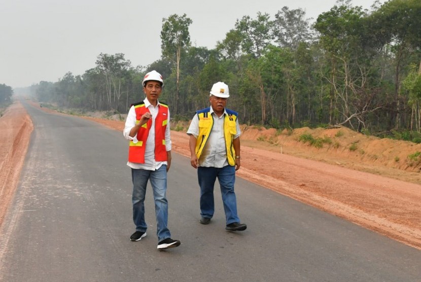 Presiden Jokowi meninjau pengerjaan ruas jalan Trans Papua di kilometer 84 ruas Jalan Merauke-Sota, Kabupaten Merauke. Foto: Laily Rachev - Biro Pers Setpres