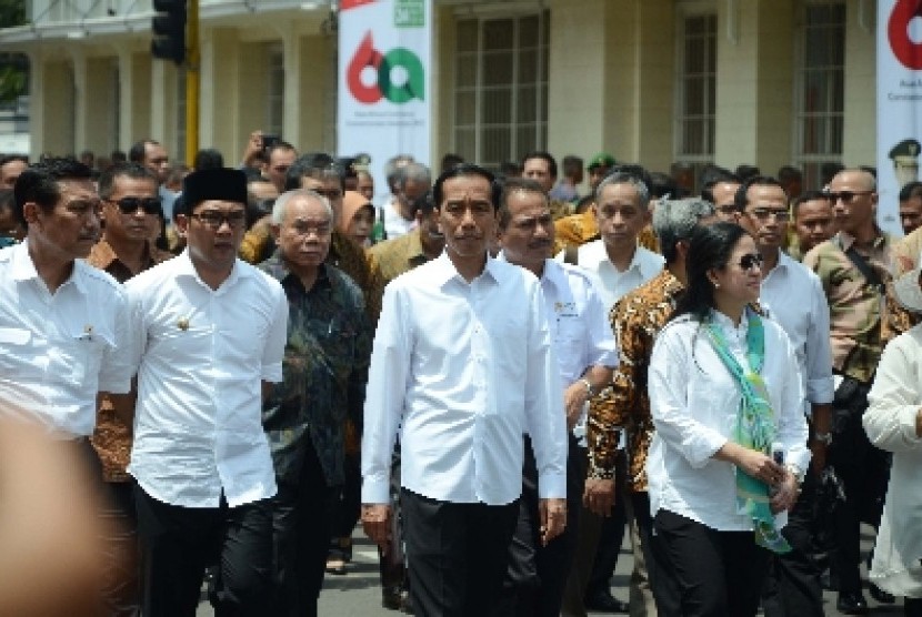 Presiden Jokowi meninjau persiapan Konferensi Asia Afrika (KAA) di kawasan Gedung Merdeka, Bandung, Kamis (16/4).