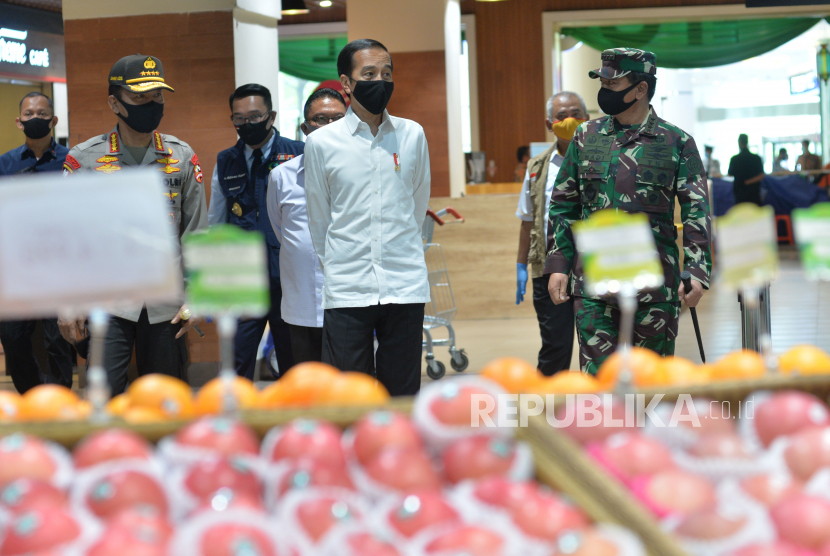 Presiden Jokowi meninjau persiapan prosedur pengoperasian mal yang berada di wilayah zona hijau wabah COVID-19.