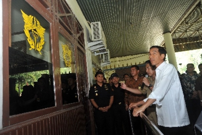 Presiden Jokowi meninjau Pos Pemeriksaan Lintas Batas Entikong di Kabupaten Sanggau, Kalbar, Rabu (21/1).