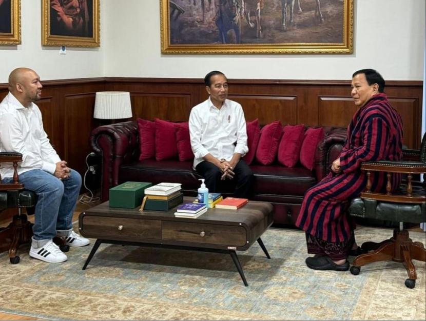 Presiden Jokowi meninjau Presiden Terpilih Prabowo Subianto didampingi anaknya Ragowo Hediprasetyo di Rumah Sakit Pusat Pertahanan Negara (RSPPN) Panglima Besar Soedirman di Bintaro, Jakarta Selatan, Ahad (30/6/2024).