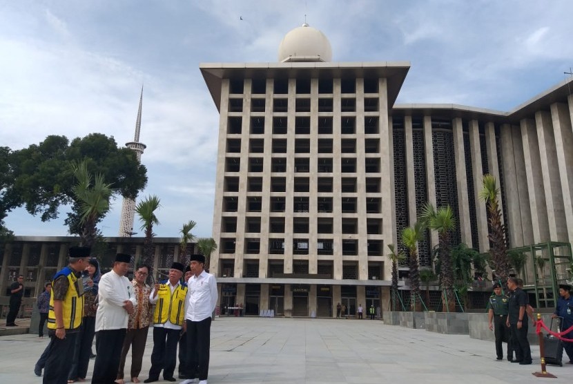 Presiden Jokowi meninjau progres renovasi Masjid Istiqlal, Jumat (7/2).