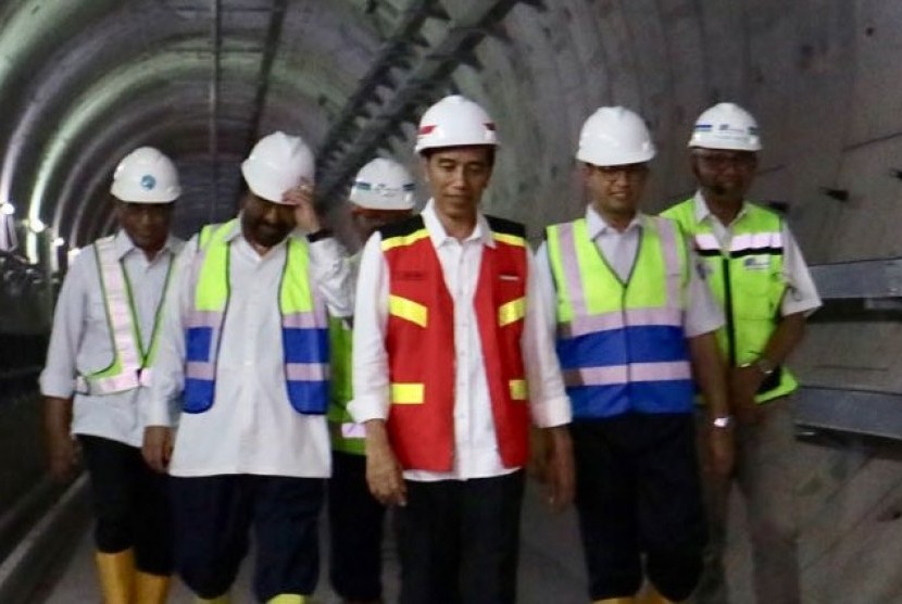 President Joko Widodo inspects MRT construction project at Senayan area, Jakarta, on Wednesday (March 7). Transportation Minister Budi Karya Sumadi, Jakarta's Governor Anies Baswedan, National Democrat Party general chairman Surya Paloh, and PT MRT Jakarta's CEO William P Sabandar accompanied the president.