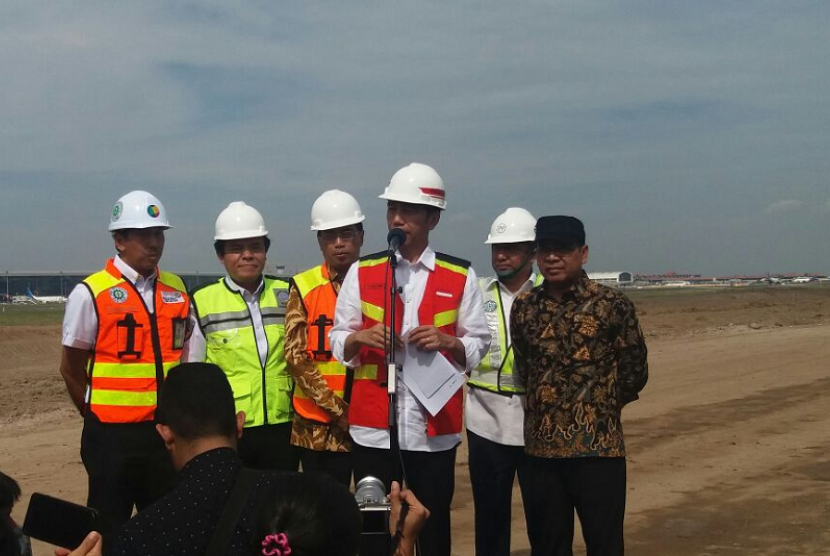 Presiden Jokowi meninjau proyek pengerjaan runway di terminal III Bandara Soekarno Hatta, Kamis (21/6). 