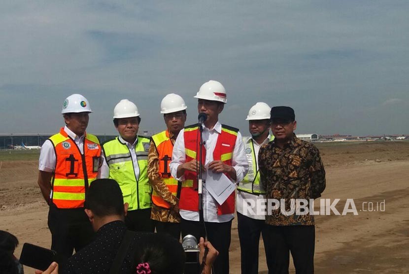 Presiden Jokowi meninjau proyek pengerjaan runway di terminal III Bandara Soekarno Hatta, Kamis (21/6).