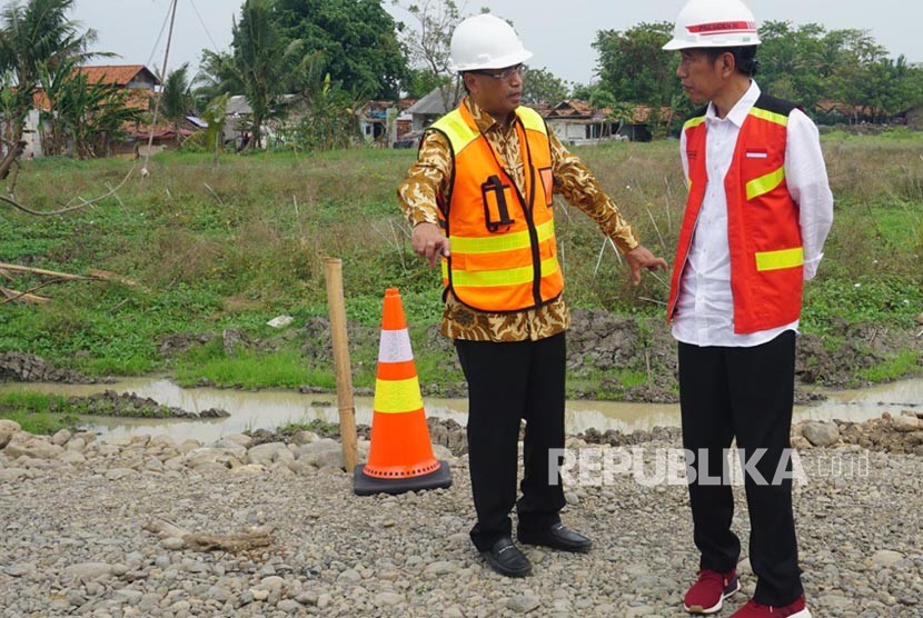 Presiden Jokowi meninjau proyek pengerjaan runway di terminal III Bandara Soekarno Hatta, Kamis (21/6).