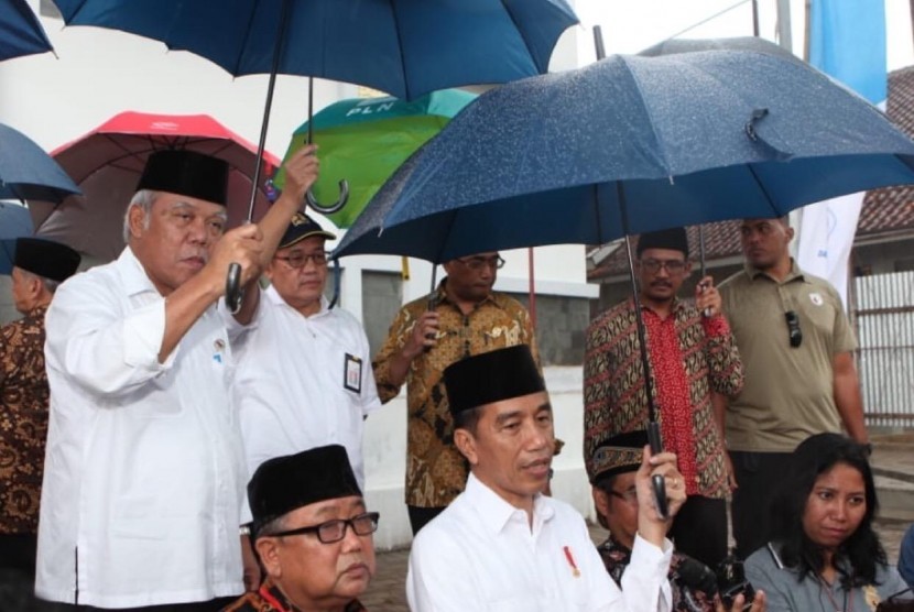  Presiden Jokowi meninjau Rusun Pondok Pesantren Darul Arqom di Garut, Jawa Barat, Kamis (18/1).