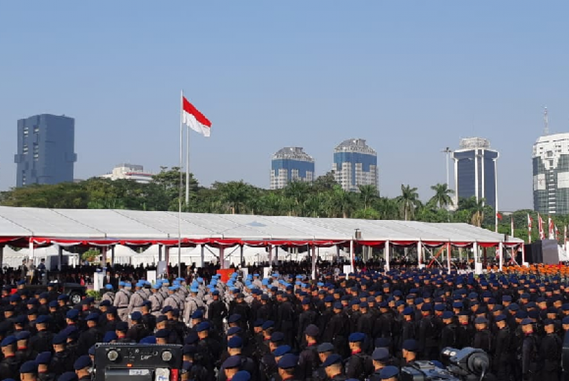 Presiden Jokowi menjadi inspektur upacara dalam upacara peringatan HUT ke-73 Bhayangkara di kawasan Monumen Nasional, Rabu (10/7). 