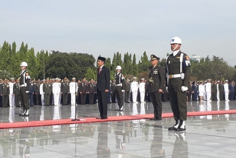 Presiden Jokowi menjadi inspektur upacara Hari Pahlawan di TMP Kalibata