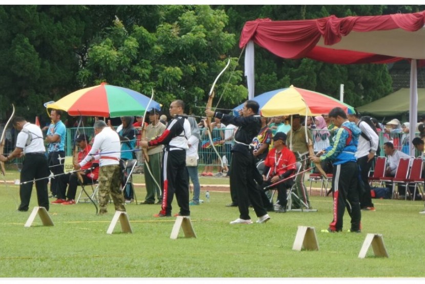 Presiden Jokowi menjadi peserta lomba panahan kelas Eksekutif Nasional, Ahad (21/1).  