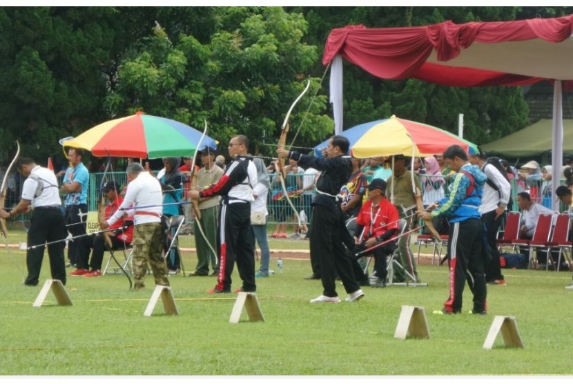 Presiden Jokowi menjadi peserta lomba panahan kelas eksekutif nasional (Ilustrasi)